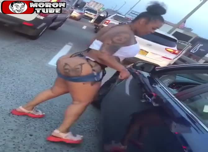 Video :She shows drivers her butt!
